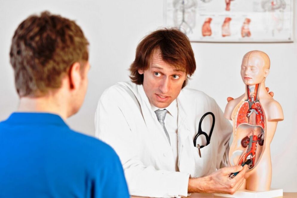 Doktor menasihati pesakit tentang sebab-sebab yang menghalang potensi